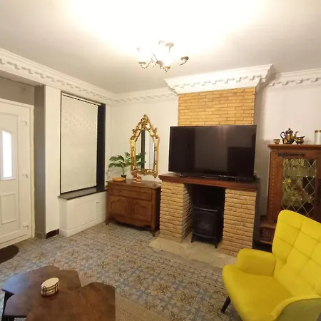 Maison 4 Avec Cour Proche Centre & بيت للعطل بولون-سور-مير